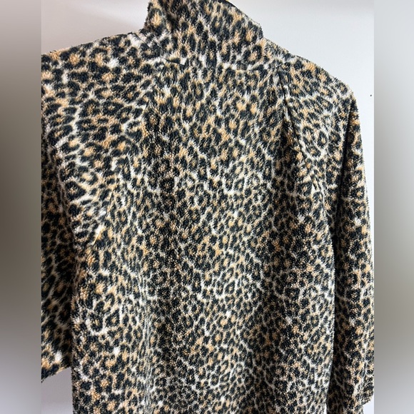 Cheetah print button up jacket with pop of neon pink - Picture 4 of 5